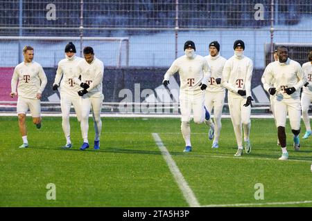 Munich, Allemagne. 28 novembre 2023. Football : Ligue des Champions, avant le match à domicile du FC Bayern Munich contre Copenhague. Séance d'entraînement du FC Bayern sur le terrain du club à Säbener Straße. Joshua Kimmich (de gauche à droite), Thomas Müller, Serge Gnabry, Leon Goretzka, Harry Kane et Dayot Upamecano du FC Bayern Munich se réchauffent. Crédit : Matthias Balk/dpa/Alamy Live News Banque D'Images