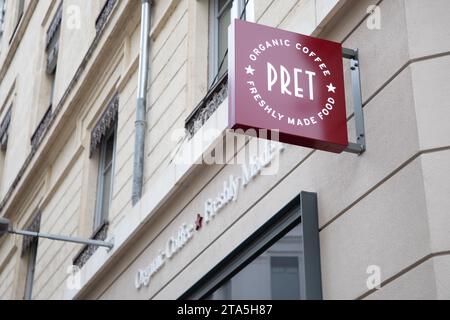 lyon , France - 11 04 2023 : pret a manger logo texte et signe de marque restaurant bio café fraîchement préparé façade française fast-food à emporter franchi Banque D'Images