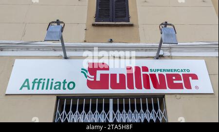 como , italie - 11 16 2023 : gulliver supermercato supermarché logo façade signe et texte marque marché entrée magasin groupe de vente au détail d'aliments Banque D'Images