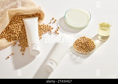 Étiqueter les tubes vierges de couleur blanche avec un sac en filet de soja et de verrerie rempli de lait et d'huile. Le soja est associé à la réduction du Banque D'Images