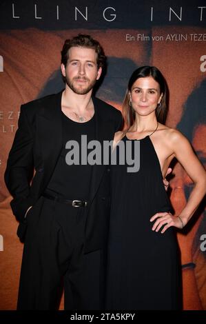 Chris Fulton und Aylin Tezel BEI der Premiere des Kinofilms 'Falling into place' in der Astor film Lounge. Berlin, 28.11.2023 Banque D'Images