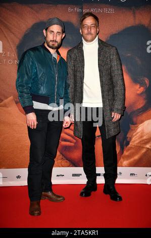 Clemens Schick und Tom Wlaschiha BEI der Premiere des Kinofilms 'Falling into place' in der Astor film Lounge. Berlin, 28.11.2023 Banque D'Images