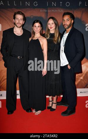 Chris Fulton, Aylin Tezel, Alexandra Dowling et Samuel Anderson BEI der Premiere des Kinofilms 'Falling into place' in der Astor film Lounge. Berlin, 28.11.2023 Banque D'Images