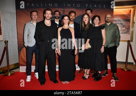 David J. Achilles, Chris Fulton, Jon Hopkins, Aylin Tezel, Samuel Anderson, Alexandra Dowling, Rory Fleck Byrne, Gast und Ben Lukas Boysen BEI der Premiere des Kinofilms 'Falling into place' in der Astor film Lounge. Berlin, 28.11.2023 Banque D'Images