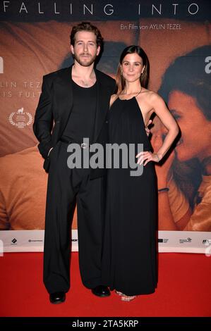 Chris Fulton und Aylin Tezel BEI der Premiere des Kinofilms 'Falling into place' in der Astor film Lounge. Berlin, 28.11.2023 Banque D'Images