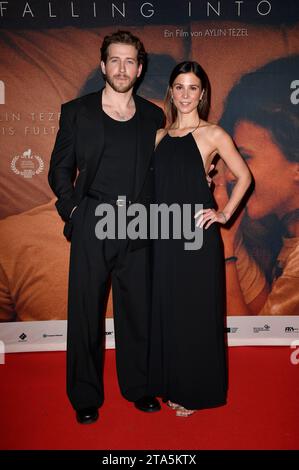 Chris Fulton und Aylin Tezel BEI der Premiere des Kinofilms 'Falling into place' in der Astor film Lounge. Berlin, 28.11.2023 Banque D'Images