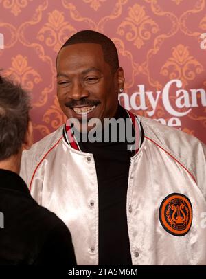 Los Angeles, États-Unis. 28 novembre 2023. Eddie Murphy assiste à la première mondiale de Candy Cane Lane d'Amazon Prime Video au Regency Village Theatre de Los Angeles, Californie, le 28 novembre 2023. Scénario : un homme est déterminé à gagner le concours annuel de décoration de Noël du quartier. Il fait un pacte avec un elfe pour l'aider à gagner - et l'elfe jette un sort qui fait vivre les 12 jours de Noël, ce qui apporte un chaos inattendu à la ville. Photo de Greg Grudt/UPI crédit : UPI/Alamy Live News Banque D'Images