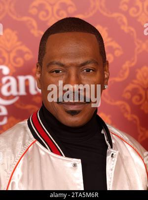 Los Angeles, États-Unis. 28 novembre 2023. Eddie Murphy assiste à la première mondiale de Candy Cane Lane d'Amazon Prime Video au Regency Village Theatre de Los Angeles, Californie, le 28 novembre 2023. Scénario : un homme est déterminé à gagner le concours annuel de décoration de Noël du quartier. Il fait un pacte avec un elfe pour l'aider à gagner - et l'elfe jette un sort qui fait vivre les 12 jours de Noël, ce qui apporte un chaos inattendu à la ville. Photo de Greg Grudt/UPI crédit : UPI/Alamy Live News Banque D'Images