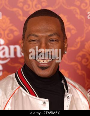 Los Angeles, États-Unis. 28 novembre 2023. Eddie Murphy assiste à la première mondiale de Candy Cane Lane d'Amazon Prime Video au Regency Village Theatre de Los Angeles, Californie, le 28 novembre 2023. Scénario : un homme est déterminé à gagner le concours annuel de décoration de Noël du quartier. Il fait un pacte avec un elfe pour l'aider à gagner - et l'elfe jette un sort qui fait vivre les 12 jours de Noël, ce qui apporte un chaos inattendu à la ville. Photo de Greg Grudt/UPI crédit : UPI/Alamy Live News Banque D'Images