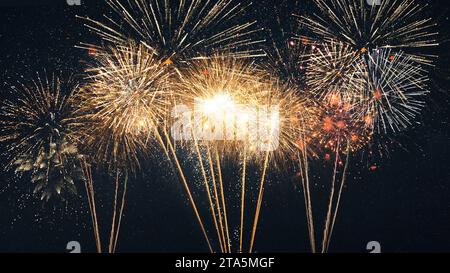 Incroyable feu d'artifice doré explosant dans le ciel étoilé de nuit, concept. Vacances et nouvel an 2024, idée créative Banque D'Images