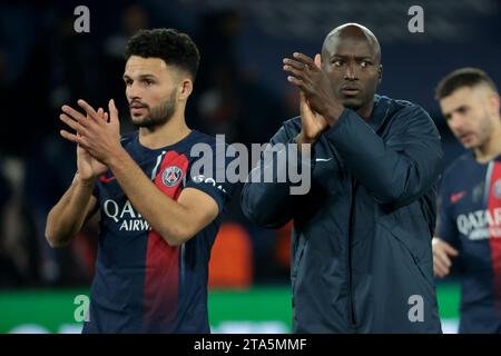 Paris, France. 29 novembre 2023. Goncalo Ramos et Danilo Pereira du PSG saluent les supporters après le match de football UEFA Champions League, Groupe F entre le Paris Saint-Germain et Newcastle United le 28 novembre 2023 au Parc des Princes à Paris, France - photo Jean Catuffe/DPPI crédit : DPPI Media/Alamy Live News Banque D'Images