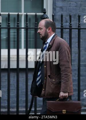 Londres, Royaume-Uni. 28 novembre 2023. Richard Holden, président du Parti conservateur, arrive à la réunion du Cabinet. Banque D'Images