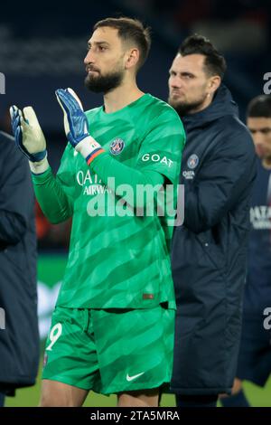 Paris, France. 29 novembre 2023. Le gardien du PSG Gianluigi Donnarumma salue les supporters après le match de football UEFA Champions League, Groupe F entre le Paris Saint-Germain et Newcastle United le 28 novembre 2023 au Parc des Princes à Paris - photo Jean Catuffe/DPPI crédit : DPPI Media/Alamy Live News Banque D'Images