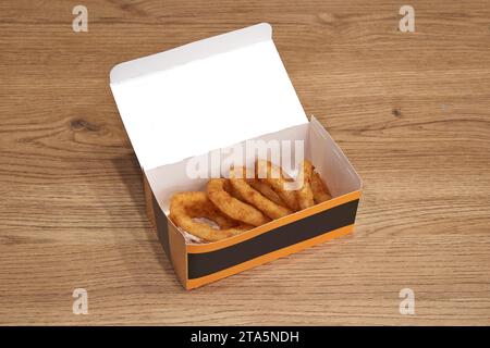 Boîte artisanale de livraison avec apéritif frit sur la table en bois Banque D'Images