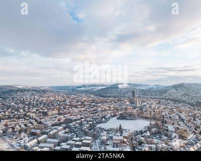 Die thüringische Universitätsstadt Jena bedeckt von Neuschnee. Luftaufnahme. Im Vordergrund der Friedensberg. Im hintergrund das Stadtzentrum mit Jentower. Dahinter der Jenzig. *** La ville universitaire de Thuringe d'Iéna couvert de neige fraîche vue aérienne au premier plan le Friedensberg en arrière-plan le centre-ville avec Jentower derrière elle le Jenzig crédit : Imago/Alamy Live News Banque D'Images