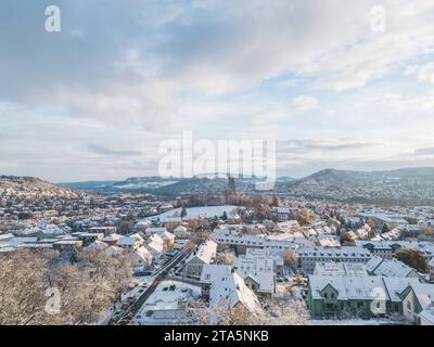 Die thüringische Universitätsstadt Jena bedeckt von Neuschnee. Luftaufnahme. Im Vordergrund der Friedensberg. Im hintergrund das Stadtzentrum mit Jentower. Dahinter der Jenzig. *** La ville universitaire de Thuringe d'Iéna couvert de neige fraîche vue aérienne au premier plan le Friedensberg en arrière-plan le centre-ville avec Jentower derrière elle le Jenzig crédit : Imago/Alamy Live News Banque D'Images