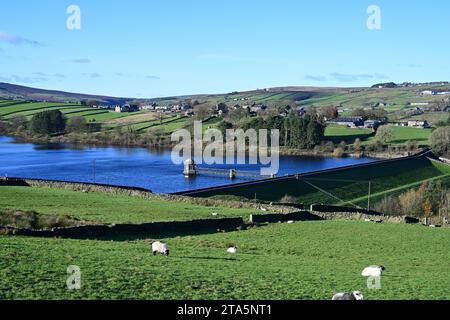 Haworth Moor et Lower Laithe réservoir, soleil d'automne, West Yorkshire. Banque D'Images