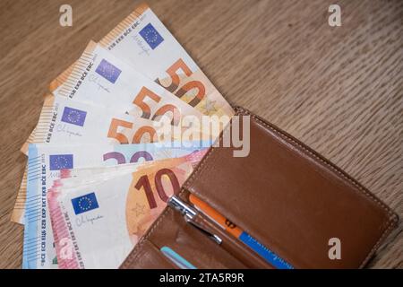 Berlin, Allemagne. 24 novembre 2023. De nombreux billets en euros et un portefeuille reposent sur une table. Crédit : Hannes P. Albert/dpa/Alamy Live News Banque D'Images