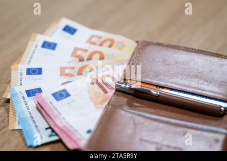 Berlin, Allemagne. 24 novembre 2023. De nombreux billets en euros et un portefeuille reposent sur une table. Crédit : Hannes P. Albert/dpa/Alamy Live News Banque D'Images