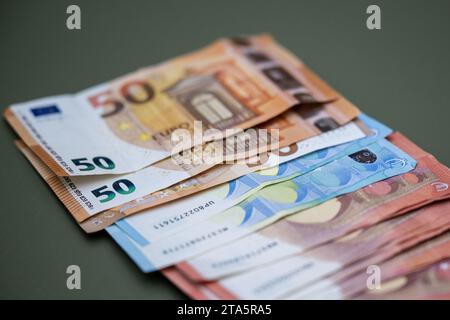 Berlin, Allemagne. 24 novembre 2023. De nombreux billets en euros reposent sur une table. Crédit : Hannes P. Albert/dpa/Alamy Live News Banque D'Images