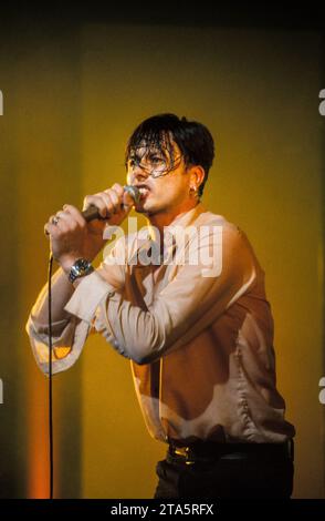 BRETT ANDERSON, GROUPE DE SUEDE, 1994 : Brett Anderson de Suede participe à la Dog Man Star UK Tour au Newport Centre à Newport, pays de Galles, Royaume-Uni, le 20 décembre 1994. C'est l'une des premières performances live que Suede donne avec leur nouveau guitariste Richard Oakes. Photographie : Rob Watkins Banque D'Images