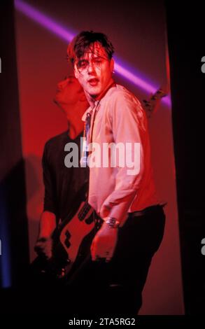 BRETT ANDERSON, GROUPE DE SUEDE, 1994 : Brett Anderson de Suede participe à la Dog Man Star UK Tour au Newport Centre à Newport, pays de Galles, Royaume-Uni, le 20 décembre 1994. C'est l'une des premières performances live que Suede donne avec leur nouveau guitariste Richard Oakes. Photographie : Rob Watkins Banque D'Images