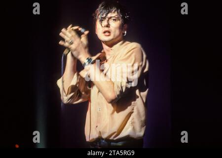BRETT ANDERSON, GROUPE DE SUEDE, 1994 : Brett Anderson de Suede participe à la Dog Man Star UK Tour au Newport Centre à Newport, pays de Galles, Royaume-Uni, le 20 décembre 1994. C'est l'une des premières performances live que Suede donne avec leur nouveau guitariste Richard Oakes. Photographie : Rob Watkins Banque D'Images