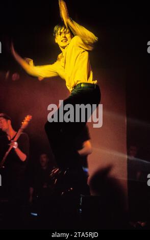 BRETT ANDERSON, GROUPE DE SUEDE, 1994 : Brett Anderson de Suede participe à la Dog Man Star UK Tour au Newport Centre à Newport, pays de Galles, Royaume-Uni, le 20 décembre 1994. C'est l'une des premières performances live que Suede donne avec leur nouveau guitariste Richard Oakes. Photographie : Rob Watkins Banque D'Images