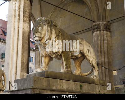 Les statues des lions devant le Feldherrnhalle, Hall du Field Marshall à Munich, en Allemagne Banque D'Images