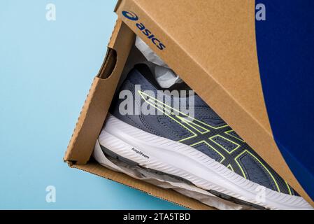 Antalya, Turquie - 28 novembre 2023 : chaussures de course ASICS avec semelles de nouvelle technologie dans la boîte à chaussures Banque D'Images