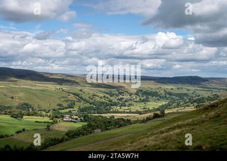 Une vue du village de Reeth à Swaledale, depuis Harkerside Moor. Banque D'Images