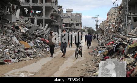 Des Palestiniens marchent parmi les décombres dans le quartier résidentiel de Beit Lahia, au nord de la bande de Gaza des Palestiniens marchent parmi les décombres dans le quartier résidentiel de Beit Lahia, au nord de la bande de Gaza, et lourdement endommagés en raison des attaques israéliennes dans la partie Nord-Ouest de l’enclave de la bande de Gaza le 29 novembre 2023. Photo Mohammed Alaswad apaimages Beit Lahia bande de Gaza territoire palestinien 291123 Beit Lahia MA 005.jpeg Copyright : xapaimagesxMohammedxAlaswadxxapaimagesx Banque D'Images