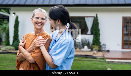 Infirmière ou soignant et soutien aux femmes âgées, services de santé et portrait de la santé à domicile. Physiothérapie médicale, aide médicale et personnes âgées Banque D'Images