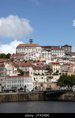 Coimbra paysage urbain de l'autre côté de la rivière Mondego. Coimbra est une ville universitaire historique au Portugal. L'Université a été fondée en 1290 et est l'un des o Banque D'Images