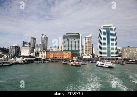 Paysage urbain d'Auckland depuis l'eau à côté de Princes Wharf. Auckland est la plus grande ville de Nouvelle-Zélande et est réputée pour son emplacement côté océan et li Banque D'Images