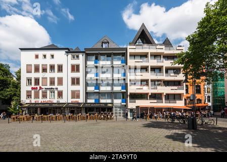 Cologne, Allemagne - 11 juin 2022 : vue sur la rue de Cologne en journée avec le XII Apostel Hotel Albergo, Rhénanie du Nord-Westphalie, Allemagne. Banque D'Images