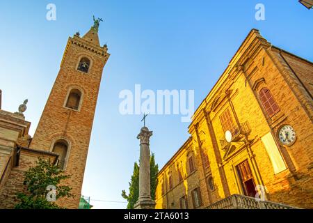 Ripatransone, beau village dans les Marches, Italie, au crépuscule Banque D'Images