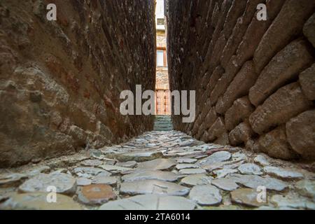 Rue la plus étroite en Italie à Ripatransone, beau village dans les Marches, Italie Banque D'Images