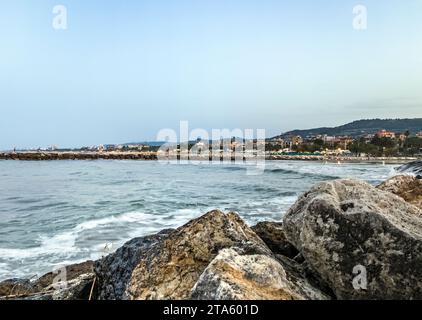 San Benedetto del Tronto ville et comune dans les Marches, Italie, par la mer Adriatique au crépuscule Banque D'Images