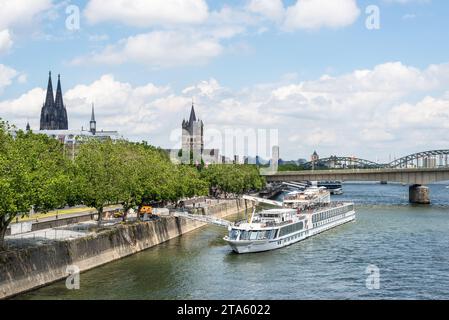 Cologne, Allemagne - 11 juin 2022 : Skyline de Cologne en été avec un pont sur le Rhin et un navire à passagers, Rhénanie du Nord-Westphalie, allemand Banque D'Images