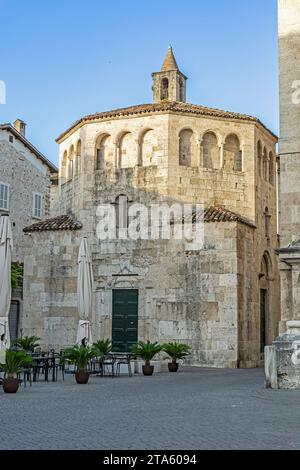 Ascoli Piceno, ville des Marches, Italie, Baptistère également connu comme le baptistère de Saint Jean, style architectural roman Banque D'Images