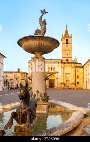 Ascoli Piceno, ville des Marches, Italie, fontaine sur la place Arringo près de la cathédrale Banque D'Images