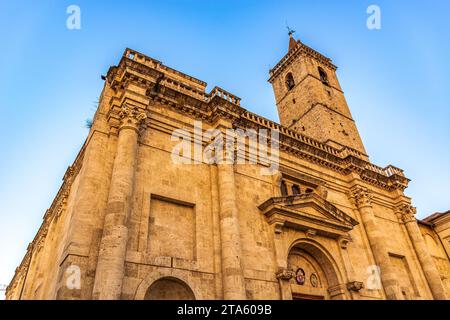 Ascoli Piceno, ville des Marches, Italie, cathédrale dédiée à Saint Emygdius en travertin Banque D'Images