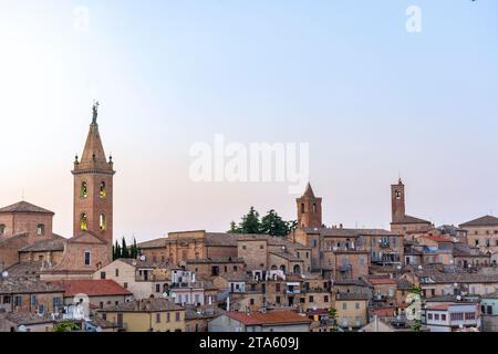 Ripatransone, beau village dans les Marches, Italie, au crépuscule Banque D'Images