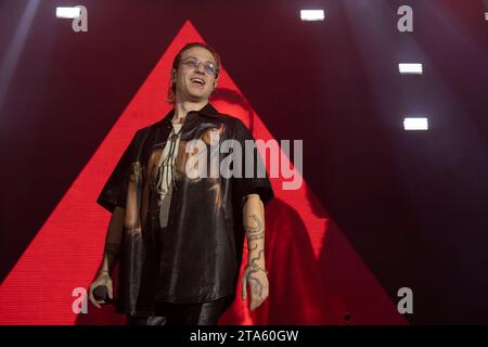 Naples, Italie. 29 janvier 2022. Filippo Maria Fanti, connu sous le nom d'Irama, un chanteur italien, rappeur se produit en direct à Naples dans 'No stress tour 2023' à Palaparthenope. (Photo Francesco Cigliano/SOPA Images/Sipa USA) crédit : SIPA USA/Alamy Live News Banque D'Images