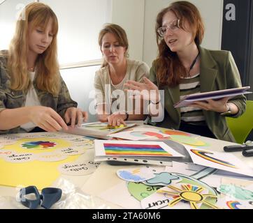 19 octobre 2023, Saxe, Leipzig: dans une salle de classe numérique nouvellement créée au Centre pour la formation des enseignants et la recherche scolaire (ZLS) de l'Université de Leipzig, des enseignants étudiants de divers semestres travaillent avec l'enseignante Ellen Hofmann (iMtte) lors d'un séminaire de bloc pour préparer une vidéo explicative avec des dessins et des images pour la création d'un arc-en-ciel. La salle de classe numérique est équipée de la technologie moderne et est conçue pour montrer aux enseignants et aux étudiants les utilisations possibles de l’intelligence artificielle (IA) et l’utilisation de podcasts dans les leçons utilisant la technologie vidéo, les iPads, les imprimantes 3D et la réalité virtuelle Banque D'Images