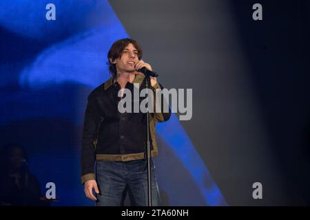 Naples, Italie. 29 janvier 2022. Mirko Manuele Martorana, connu sous le nom de Rkomi, un rappeur et auteur-compositeur italien se produit en direct à Naples dans la tournée No stress à Palaparthenope. (Photo Francesco Cigliano/SOPA Images/Sipa USA) crédit : SIPA USA/Alamy Live News Banque D'Images