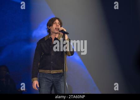 Naples, Italie. 29 janvier 2022. Mirko Manuele Martorana, connu sous le nom de Rkomi, un rappeur et auteur-compositeur italien se produit en direct à Naples dans la tournée No stress à Palaparthenope. (Photo Francesco Cigliano/SOPA Images/Sipa USA) crédit : SIPA USA/Alamy Live News Banque D'Images