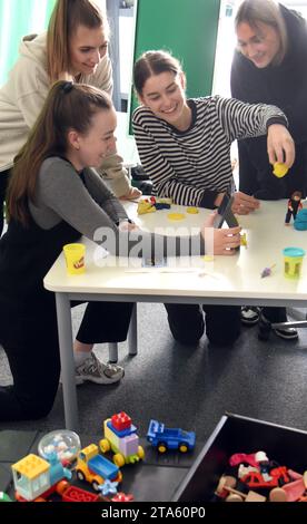 19 octobre 2023, Saxe, Leipzig : dans une salle de classe numérique nouvellement créée au Centre de formation des enseignants et de recherche scolaire (ZLS) de l'Université de Leipzig, des enseignants étudiants de différents semestres créent une vidéo stop-trick avec des figurines Lego et un iPad lors d'un séminaire en bloc avec l'enseignante Ellen Hofmann. La salle de classe numérique est équipée de la technologie moderne et est conçue pour montrer aux enseignants et aux étudiants les utilisations possibles de l’intelligence artificielle (IA) et l’utilisation de podcasts en classe à l’aide de la technologie vidéo, des iPads, des imprimantes 3D et des outils de réalité virtuelle, entre autres. teac prospectif Banque D'Images