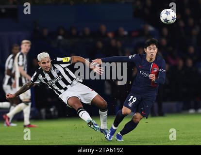 Paris, France. 28 novembre 2023. Lee Kang-in (à droite) du Paris Saint-Germain affronte Bruno Guimaraes du Newcastle United lors du match de l'UEFA Champions League Group F entre le Paris Saint-Germain (PSG) et Newcastle United au Parc des Princes à Paris, France, le 28 novembre 2023. Crédit : Gao Jing/Xinhua/Alamy Live News Banque D'Images